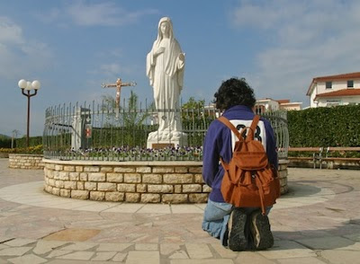 KneelingbyOurLadyMedjugorje