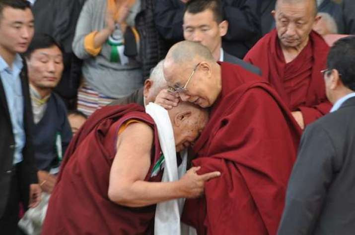 Dr. Yeshi Dhonden receives an audience with His Holiness the Dalai Lama. From tibet.net