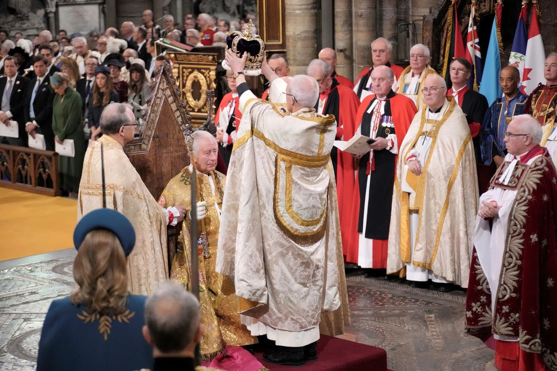 Vua Charles III ngồi nhận Vương miện của St Edward trong lễ đăng quang tại Tu viện Westminster, London, Thứ Bảy, ngày 6 tháng 5 năm 2023. (Jonathan Brady/Pool Photo qua AP)
