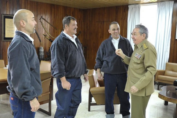El General de Ejercito Raúl Castro Ruz (D), Primer Secretario del Comité Central del Partido Comunista de Cuba(CC PCC), y Presidente de los Consejos de Estado y de Ministros, dialoga con nuestros héroes Gerardo (I), Ramón (C) y Tony (CD), a su arrivo a la patría, en La Habana, el 17 de diciembre de 2014. AIN FOTO/ Estudios Revolución/