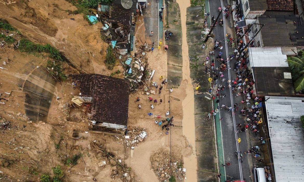 Imagem aérea mostra deslizamento de terra na região metropolitana de Recife