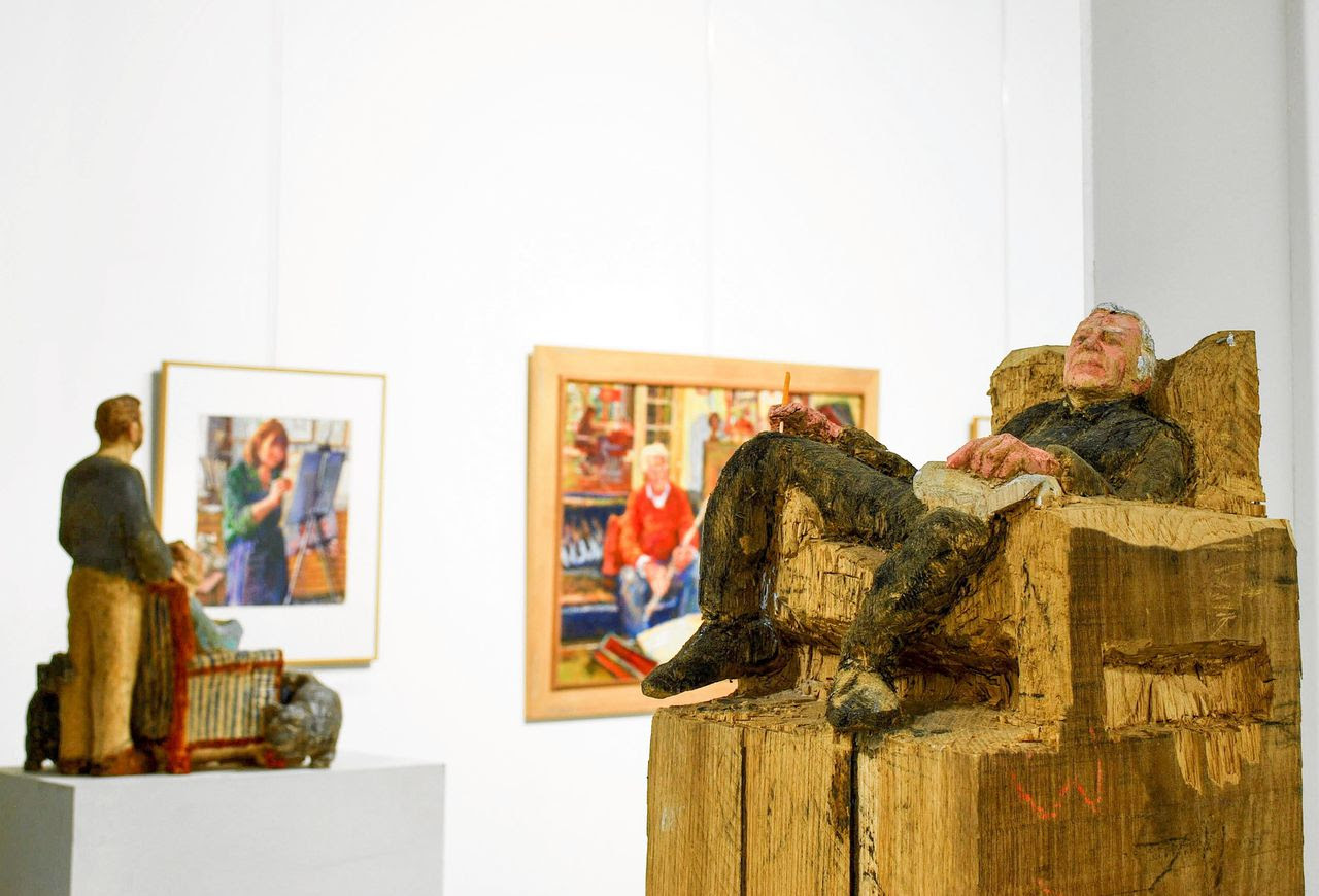 Werk van kunstenaar Wendelien Schönfeld op de Portretbiennale: eikenhout ruwe beeldjes, met mooie kleuraccenten.