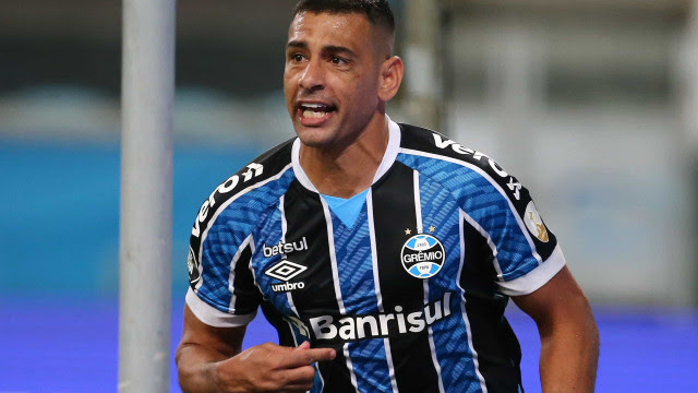 Diego Souza, artilheiro na goleada do Grêmio, leva bola para casa: 'É um troféu'
