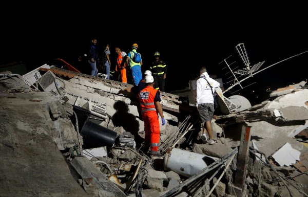 בילד: רעטונג ארבייטער ראטעווען דריי ברודער פון אונטער די ברוכווארג נאך ערד ציטערניש אין איטאליע בילד: רעטונג ארבייטער ראטעווען דריי ברודער פון אונטער די ברוכווארג נאך ערד ציטערניש אין איטאליע