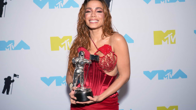 Anitta leva prêmio de clipe de música latina no VMA vestindo 'vermelho PT'