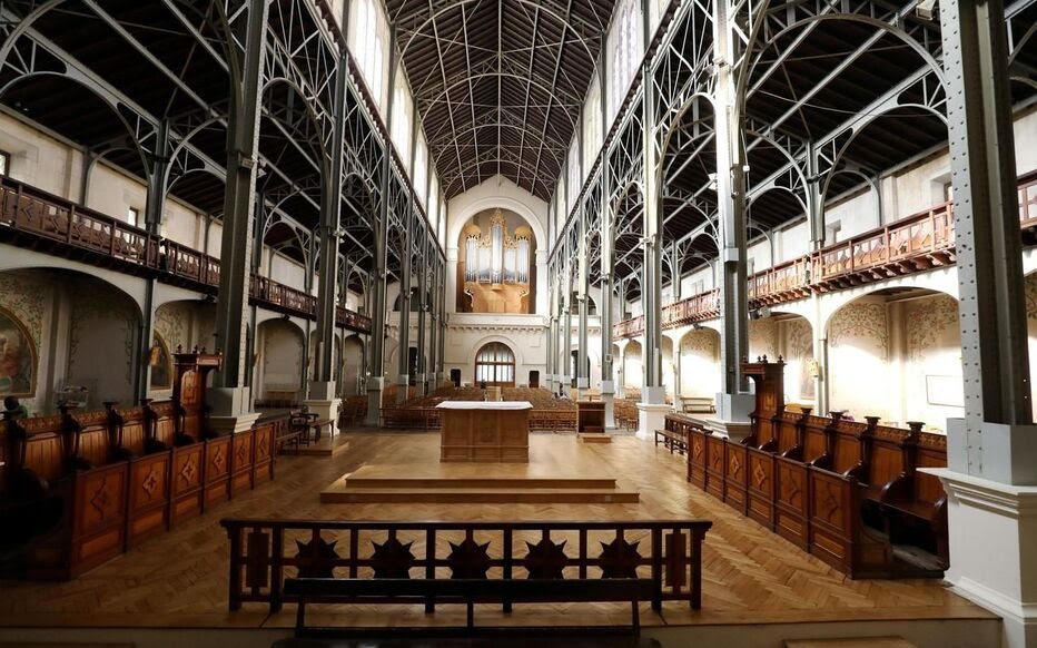 Paris (XIVe). La structure de l’église Notre-Dame-du-Travail tranche avec les autres édifices religieux.