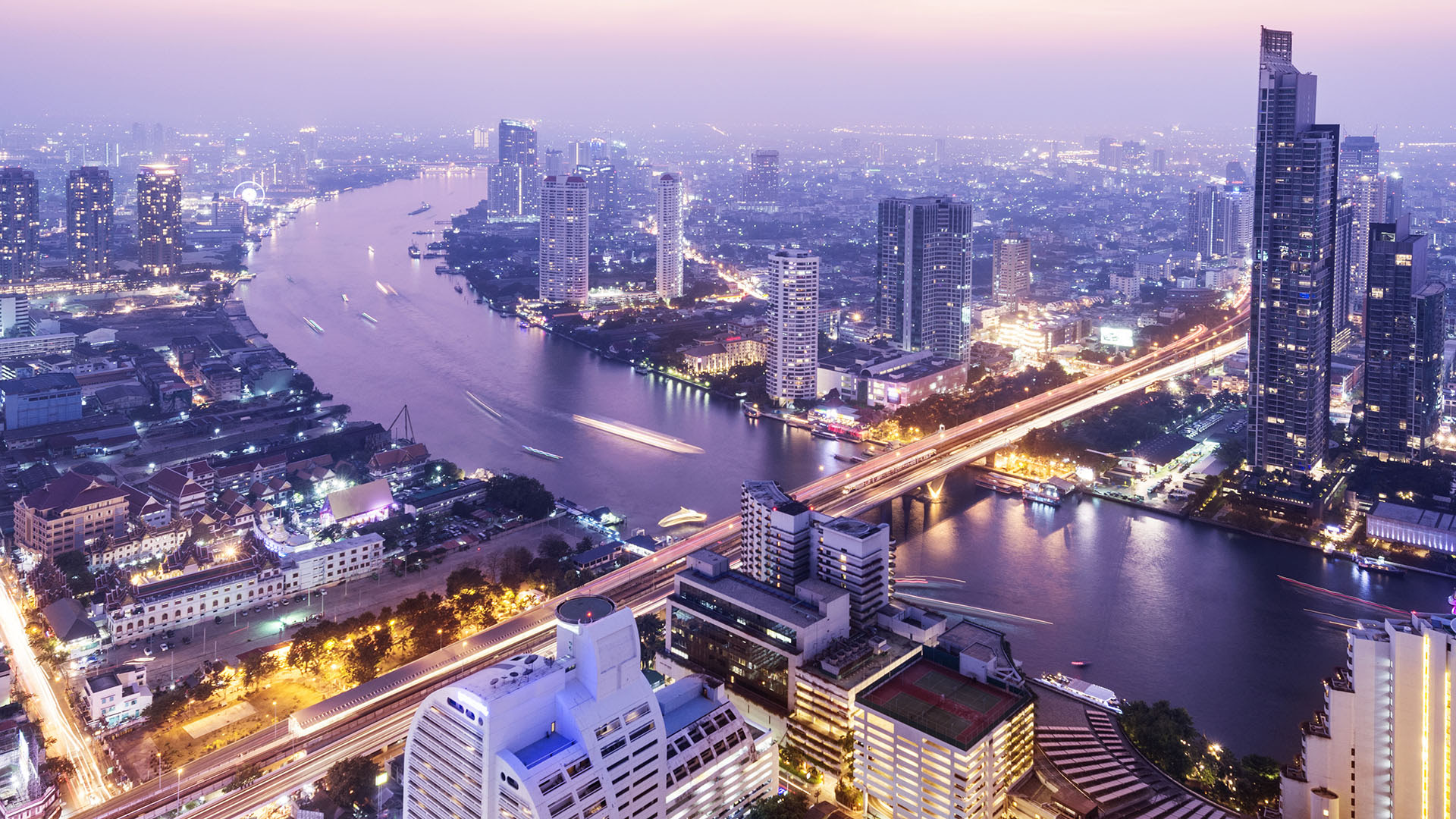 Bangkok es una extensa ciudad conocida por los santuarios ornamentados y la animada vida callejera. En cuanto a atractivos naturales y culturales para descubrir, se encuentra el río Chao Phraya  (Getty Images)