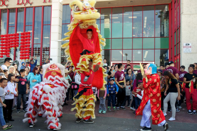 <p class="Normal"> Như thường lệ, cứ vào dịp giáp Tết, cộng đồng người Việt ở khu Little Saigon, quận Cam, nam California, lại tổ chức chợ hoa Tết bên ngoài thương xá Phước Lộc Thọ. Hội hoa mở màn bằng những tiết mục múa lân rộn rã khiến không khí Tết Nguyên đán như đến thật gần.</p>