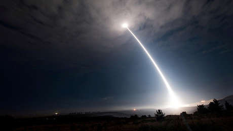 Lanzamiento de un misil balístico intercontinental Minuteman III desarmado en la base de la Fuerza Aérea Vandenberg, California (EE.UU.), el 2 de agosto de 2017.