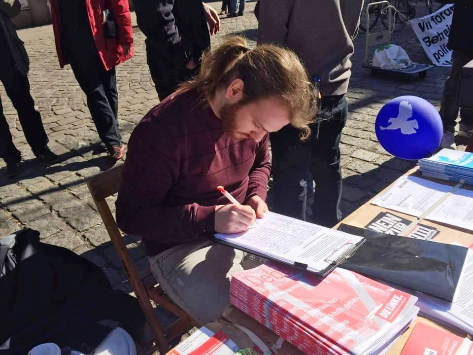 Personas solidarias con Venezuela firman en Alemania