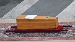 El féretro con los restos mortales de Benedicto XVI en la explanada de la Basílica de San Pedro