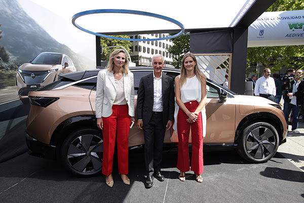Nissan entrega el primer Ariya en España a un cliente en el Salón del Vehículo Eléctrico de Madrid