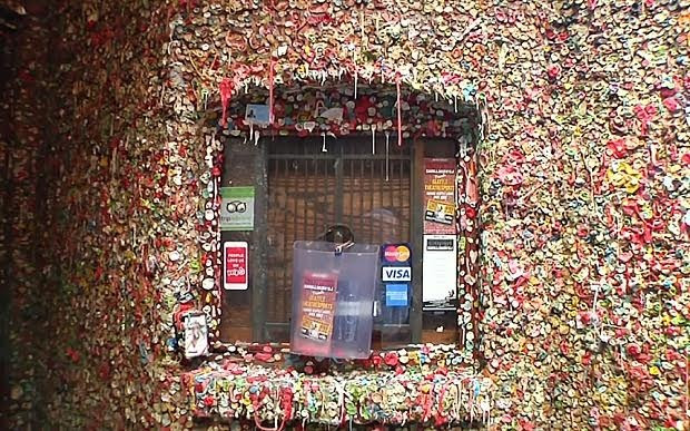 Bức tường nổi tiếng nhờ... bã kẹo cao su - 1