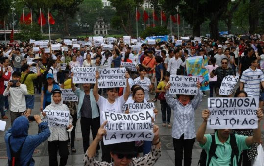 Dân Hà Nội biểu tình ngày 1 tháng 5, 2016 chống công ty gang thép Formosa xả chất độc giết biển Việt Nam. (Hình: Hoang Dinh Nam/AFP/Getty Images)