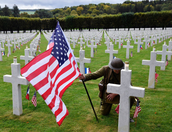 veterans day armistice day WWI Soldier kneeling