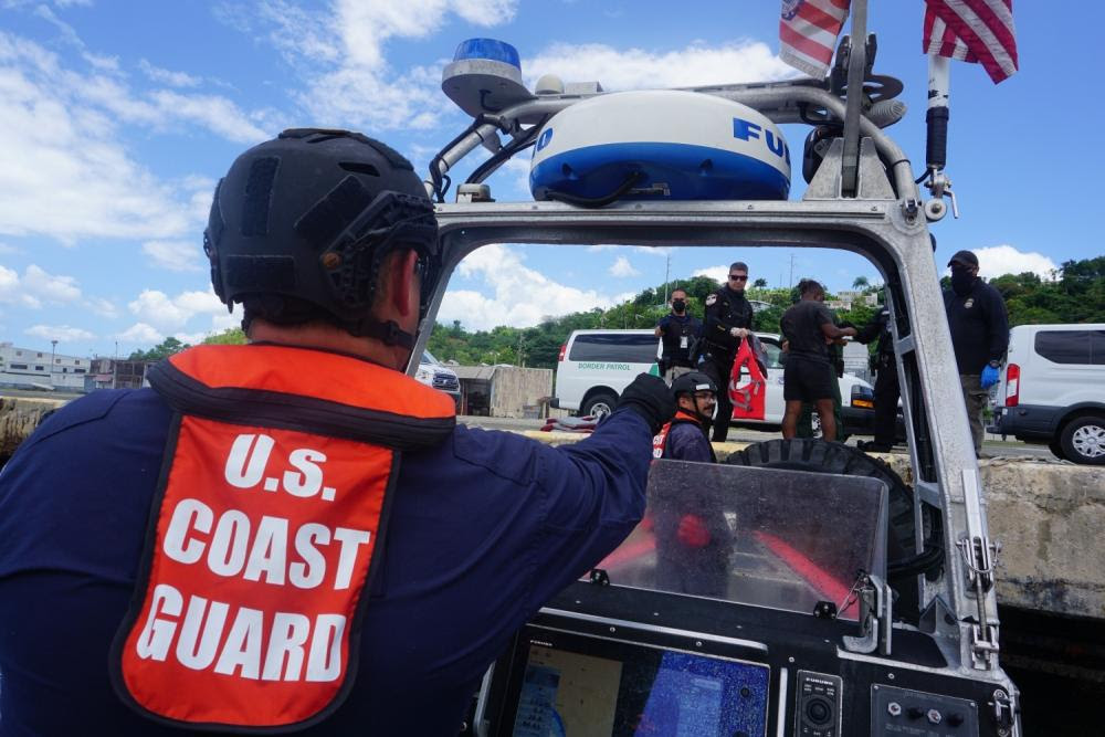 La tripulación del bote pequeño del guardacostas Joseph Napier mientras completaba la transferencia de 68 sobrevivientes haitianos a Mayagüez, Puerto Rico el 29 de julio de 2022, quienes fueron abandonados frente a la costa de la isla de Mona por contrabandistas la mañana del 28 de julio de 2022. (Foto de la Guardia Costera de EE. UU.).