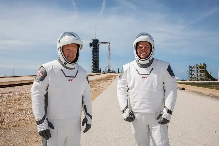 Kim Shiflett/Handout/Nasa via REUTERS Os astronautas da Nasa Douglas Hurley and Robert Behnken participam de prova das roupas para o lançamento no Centro Espacial Kennedy.