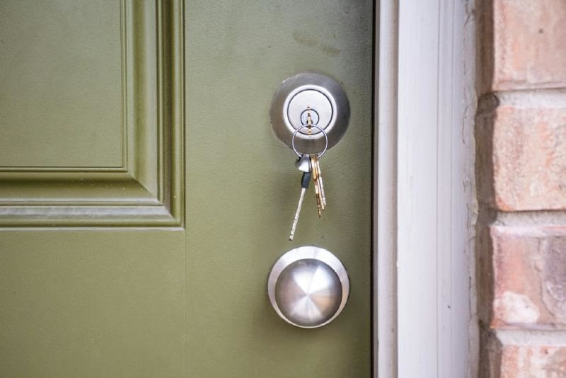 A door with a key lock Description automatically generated with medium confidence