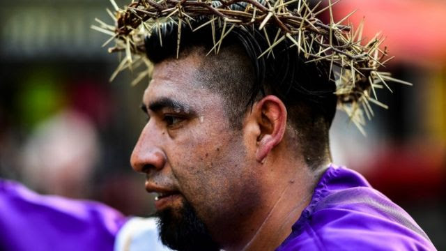 Hombre lleva corona de espinas.