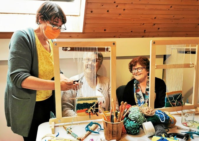 Pour ses ateliers, Sylvie Wujek-Manoli (debout) utilise des métiers de table. Chaque participant a créé une œuvre qu’il a emportée.