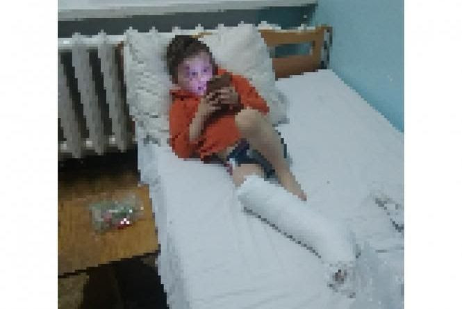 Новини Тернополя - фото з Вітчим, який жорстоко бив 4-річного пасинка, вживав наркотики. Чи повернуть хлопчика у сім'ю? "Місяць із гіпсом на ніжці": як підтримати 4-річного хлопчика, якого побив вітчим