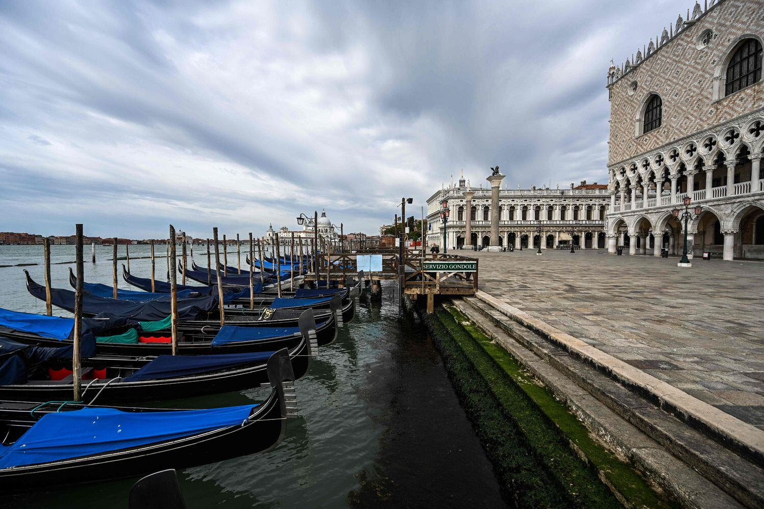 El exterior del Palacio Ducal de Venecia y un embarcadero de góndolas.
