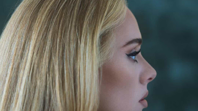 Adele lembra fase "turbulenta": "Aprendi muitas verdades sobre mim"