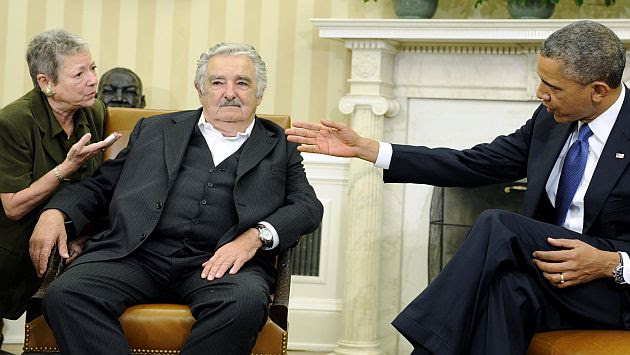 Barack Obama alaba a José Mujica en la Casa Blanca. (AP)
