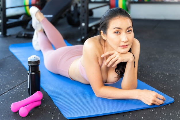 Premium Photo | Beautiful fitness slim fit woman in sportswear take a break  in a gym room , asian sexy girl slim body - lifestyle healthy woman fitness  concept
