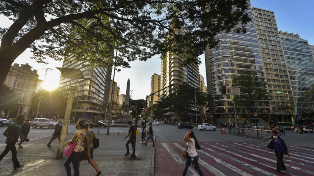 Covid-19 avança, e Prefeitura de Belo Horizonte fecha comércio sob protesto