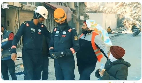 بالفيديو: قصة تقشعر لها الأبدان لامرأة سورية تستنجد بأبطال الدفاع المدني السعودي لإنقاذ أهلها من تحت الأنقاض
