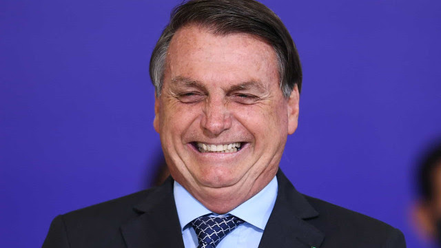 Em dia de recorde de mortes por Covid-19 no Brasil, Bolsonaro fala contra uso de máscaras