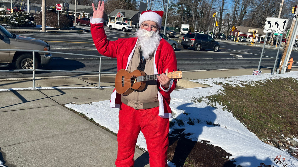  'Ukulele Bill' spreads holiday cheer to the public in Seekonk