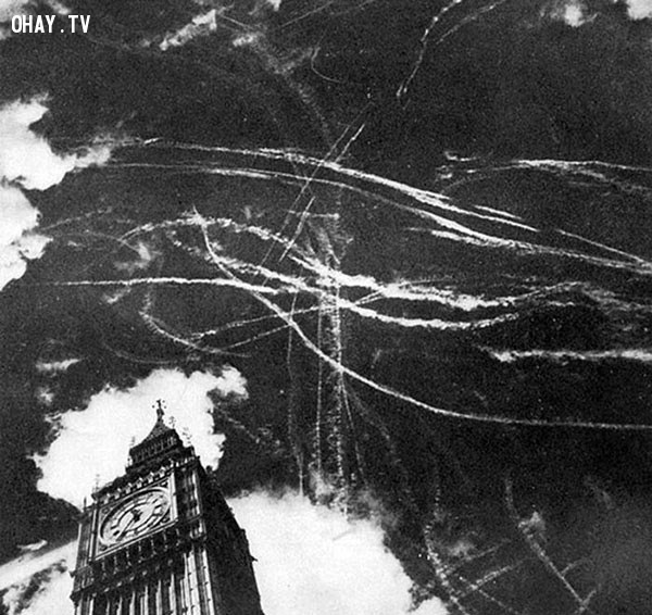 Bầu trời London sau cuộc không chiến, ném bom của máy bay Anh và Đức năm 1940.,bức ảnh lịch sử,khoảnh khắc lịch sử