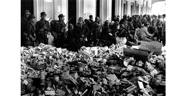 Zapatistas en la plaza central de San Cristóbal de Las Casas. Foto: José Ángel Rodríguez