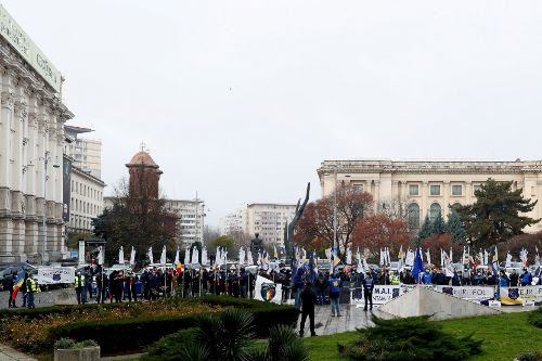 Bucharest (Romania).- Romanian policemen shout anti-government...