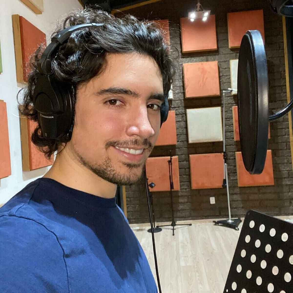 Apoyado por papá y abuelo, Alex Fernández refresca el mariachi Apoyado por papá y abuelo, Alex Fernández refresca el mariachi