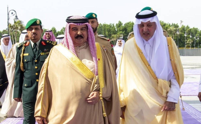 بالفيديو والصور: أمير مكة يستقبل ملك البحرين عند وصوله جدة