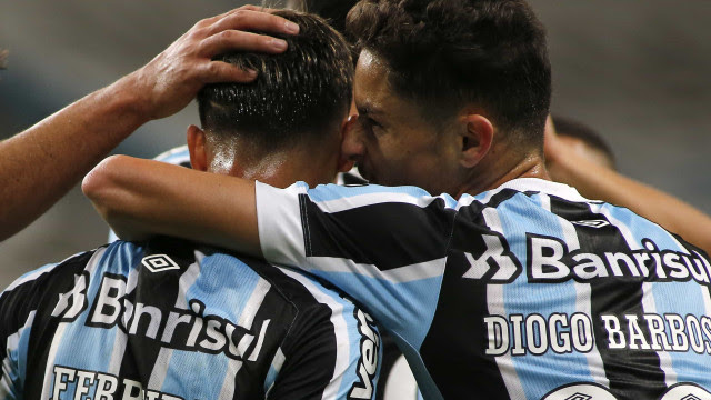 Ferreira brilha, Grêmio vence Lanús e fica a 1 ponto das oitavas da Sul-Americana