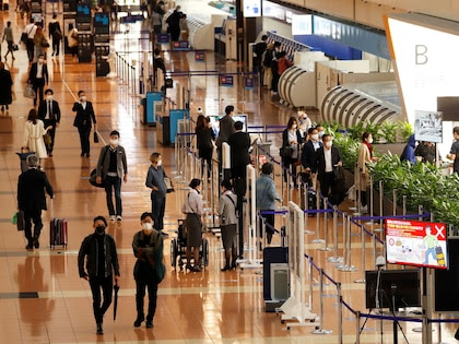 "Siempre que ha sido posible, se han implementado procedimientos para aumentar el distanciamiento social y reducir el contacto directo entre los oficiales de la TSA y el público viajero. Los pasajeros pueden hacer su parte recordando practicar el distanciamiento social a lo largo de su experiencia de seguridad: en la cola, durante el proceso de inspección, mientras recogen sus artículos de los contenedores y después de pasar por el punto de control" (REUTERS)