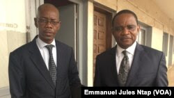 Les avocats du MRC à gauche Maître Emmanuel Simh, à droite Maître Sylvain Souop à Yaoundé, au Cameroun, le 17 février 2019. (VOA/Emmanuel Jules Ntap)