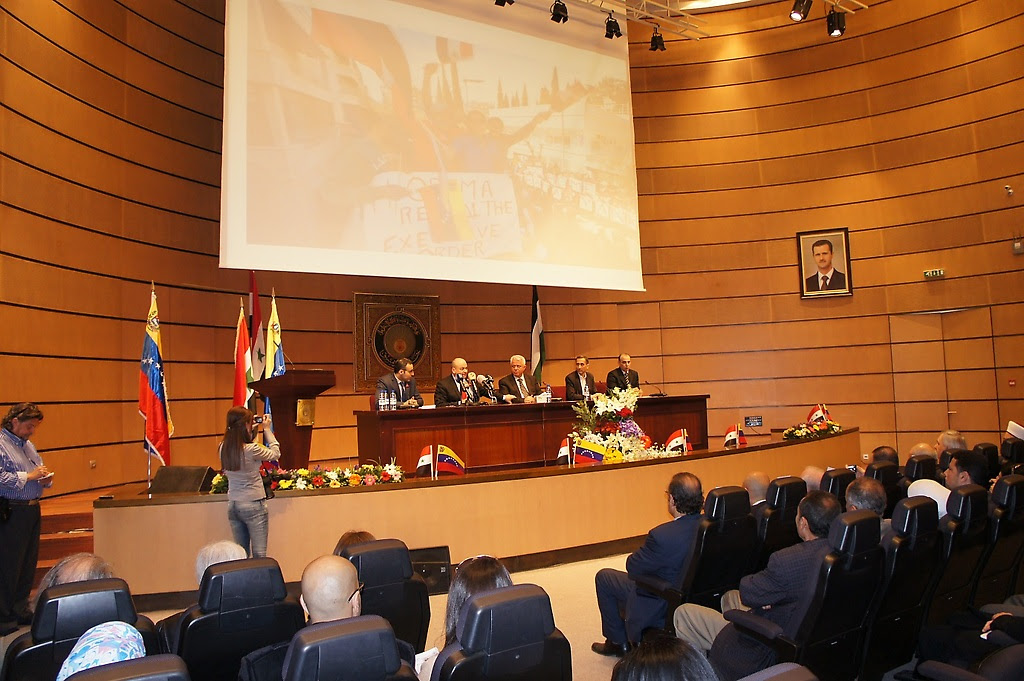 Escenario del foro en la Universidad de Damasco, con los panelistas: Dr: Mohammad Hassan Al Kurdi (Rector de la Universidad de Damasco), Imad Saab Saab (Embajador de Venezuela en Siria), Thierry Meissan (periodista, analista internacional y director del portal wed Red Voltaire) y Hisham Wannous (analista político, periodista y corresponsal de TelesUR en Medio Oriente).