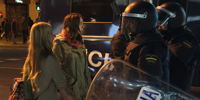 Los agentes identifican a dos jóvenes en Gran Vía, unos minutos después de cargar contra la protesta, que tuvo lugar después de la celebración de una asamblea en Sol. A. LÓPEZ DE MIGUEL.