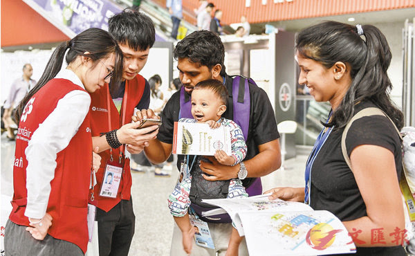 ■港人在廣東做義工服務時長逾100小時,經註冊後便可享景區購票折扣。圖為義工在廣州廣交會展館內,為來自斯里蘭卡的採購商提供指引服務。 資料圖片
