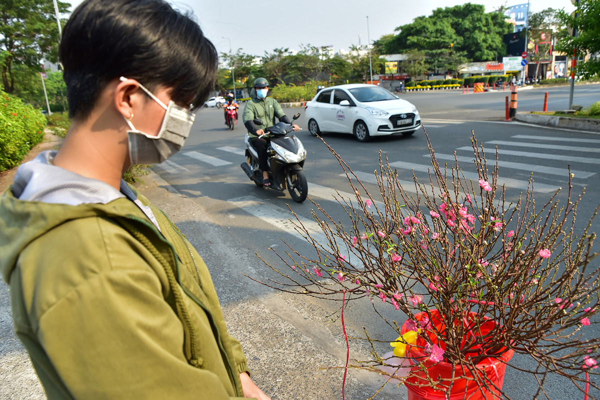 Sắc Tết ngập tràn &#34;vùng xanh&#34; TP.HCM, các cô gái đua nhau xuống phố chụp hình - 14