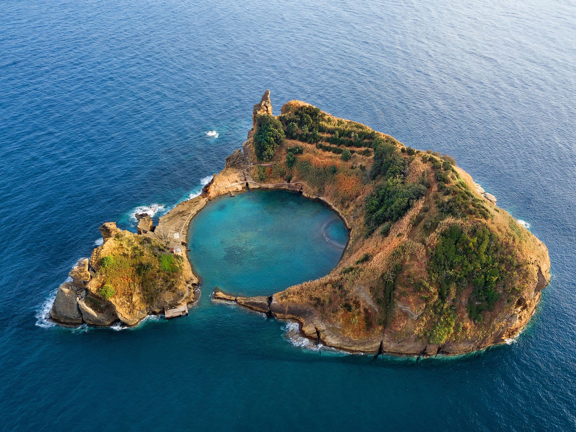 Los valles verdes, los acantilados empinados junto al mar, las hileras de hortensias azules y las cascadas dispersas hacen de las Azores un paraíso que vale la pena explorar (Getty Images)