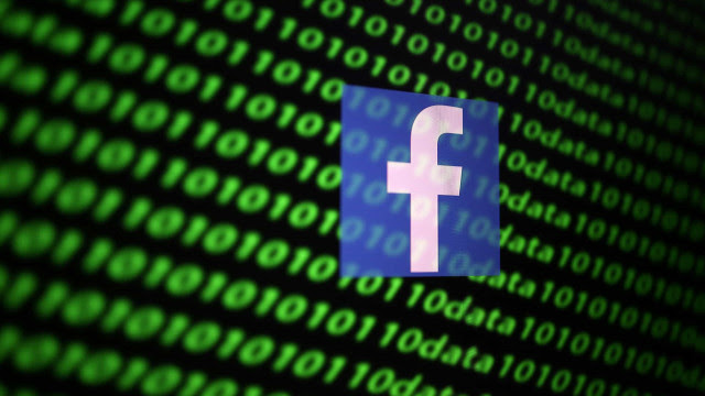 Moderadores dizem que o Facebook está colocando suas vidas em risco