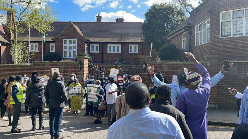 Presidential aide, Garba Shehu, shares photos and videos of Nigerians staging pro-Buhari protest at the Abuja house in the UK