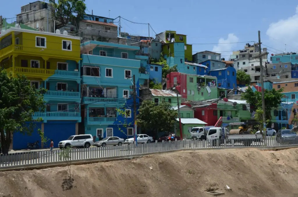 Una vista de la combinación de pintura de las casas y edificaciones alrededor del Cristo Park. Jorge González
