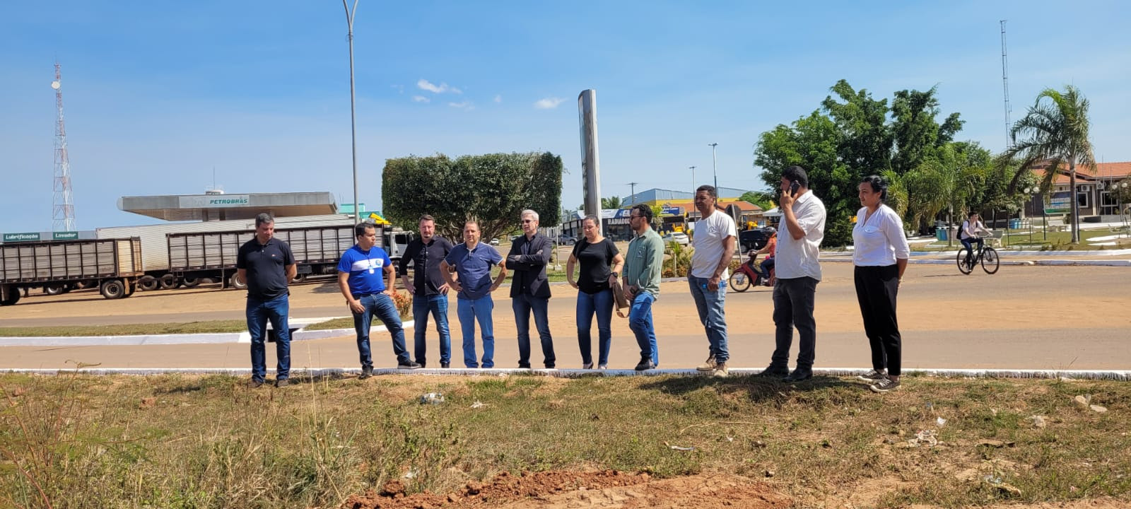 A imagem mostra a equipe do Tribunal de Justiça de Rondônia e da prefeitura de Chupinguaia. Eles estão em pé na área em análise para a construção de um Fórum Digital.